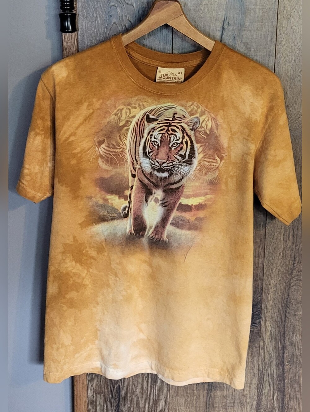 2011 TIger Tshirt (The Mountain) Size Boys XL / Mens XS)